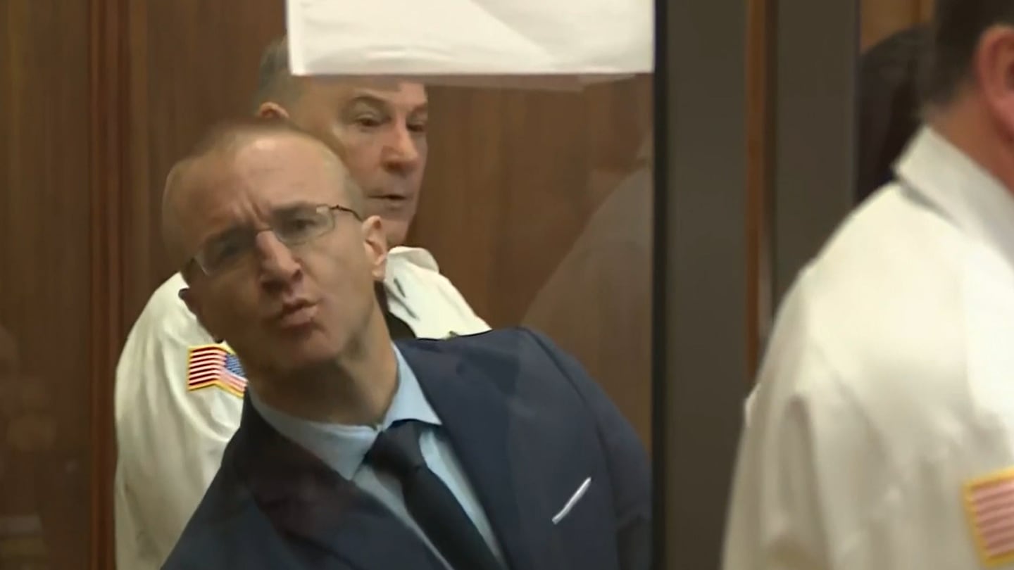 马萨诸塞州博主“Turtleboy”在最新的庭审中向摄像机飞吻