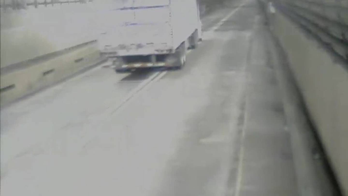 观看：超大卡车撞击萨姆纳隧道天花板导致交通堵塞