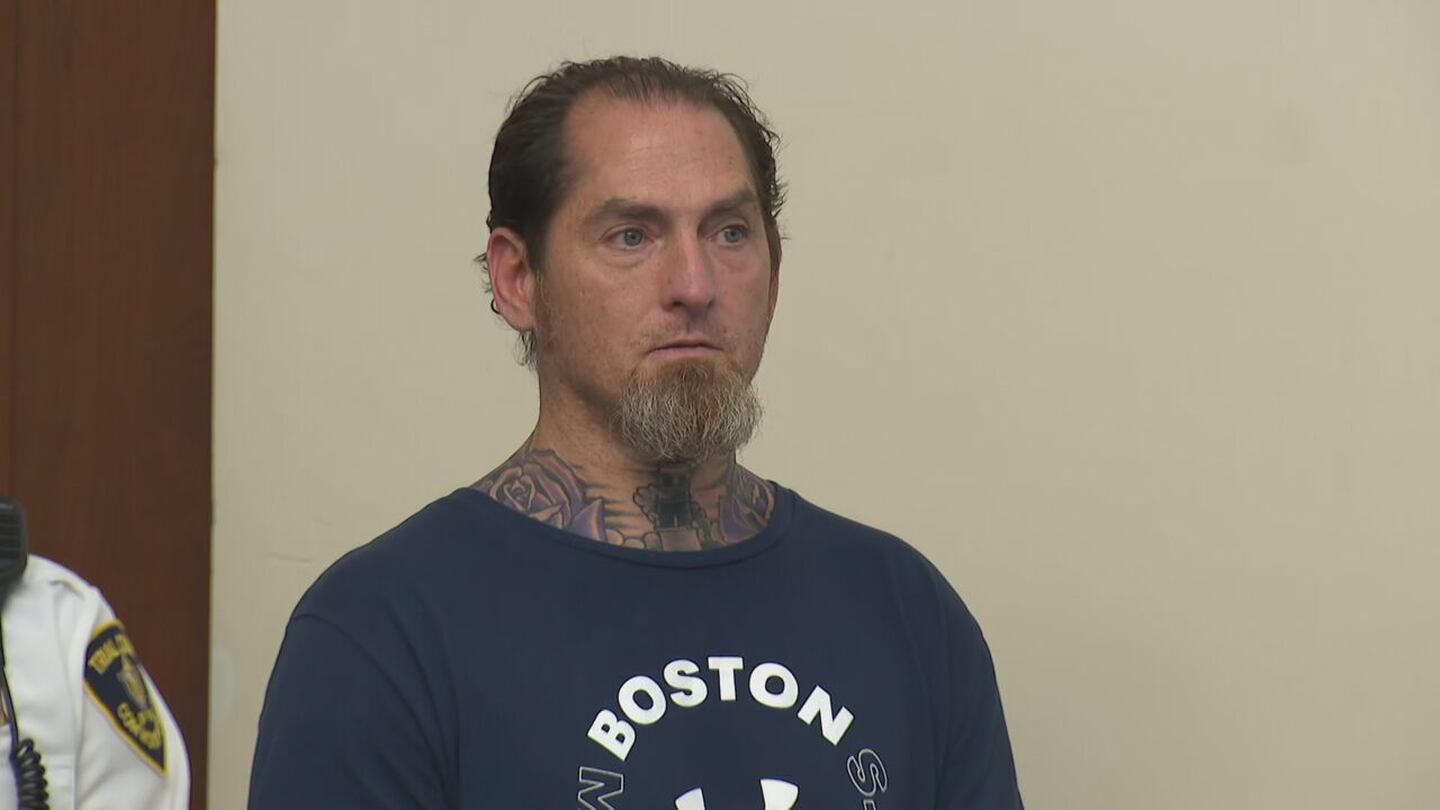 “一人犯罪浪潮”: 被指控在波士顿多处地点破坏的男子在法庭上大骂