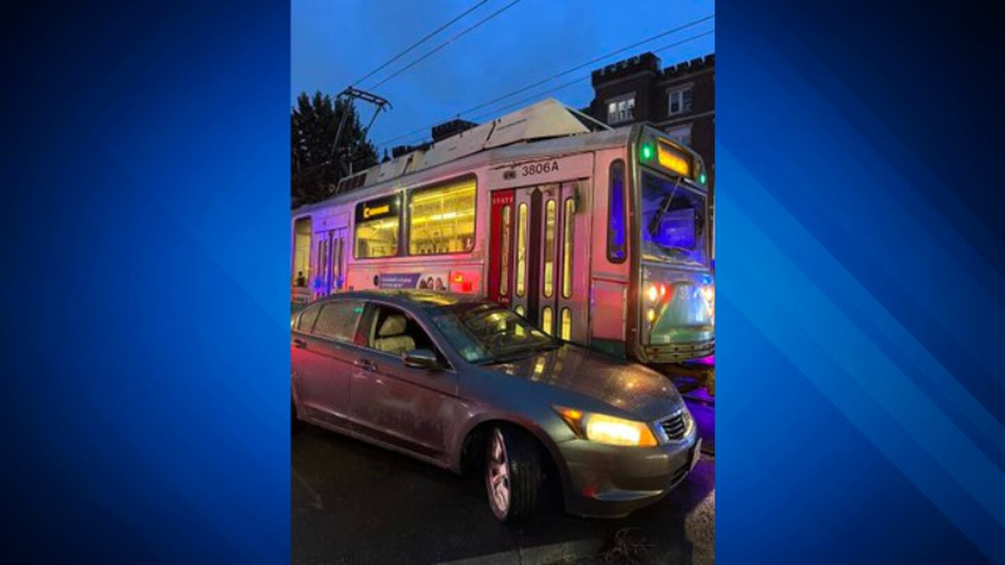 司机闯红灯与MBTA绿线电车相撞，造成两人受伤