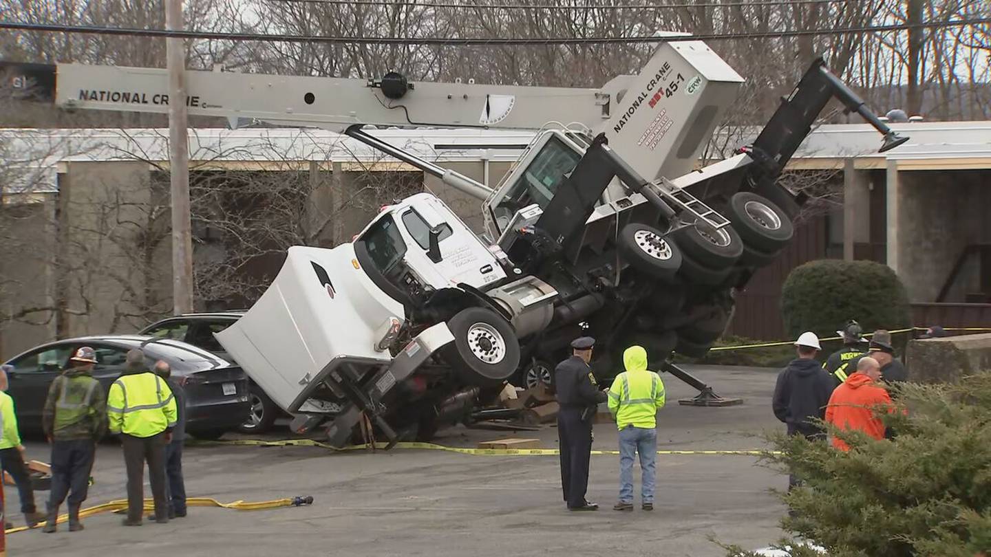 Norwood crane collapse prompts major emergency response – Boston 25 News