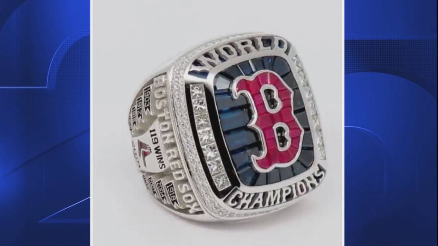 Red Sox receive World Series rings and raise banner 