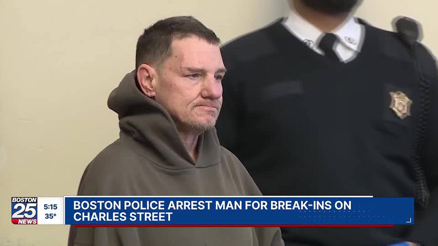 拿着砖头的男子否认破坏波士顿多家商铺的指控，并提出不认罪