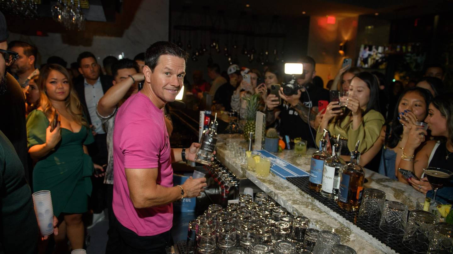 马克·沃尔伯格在波士顿新酒吧的盛大开业活动上亲自为客人提供饮品