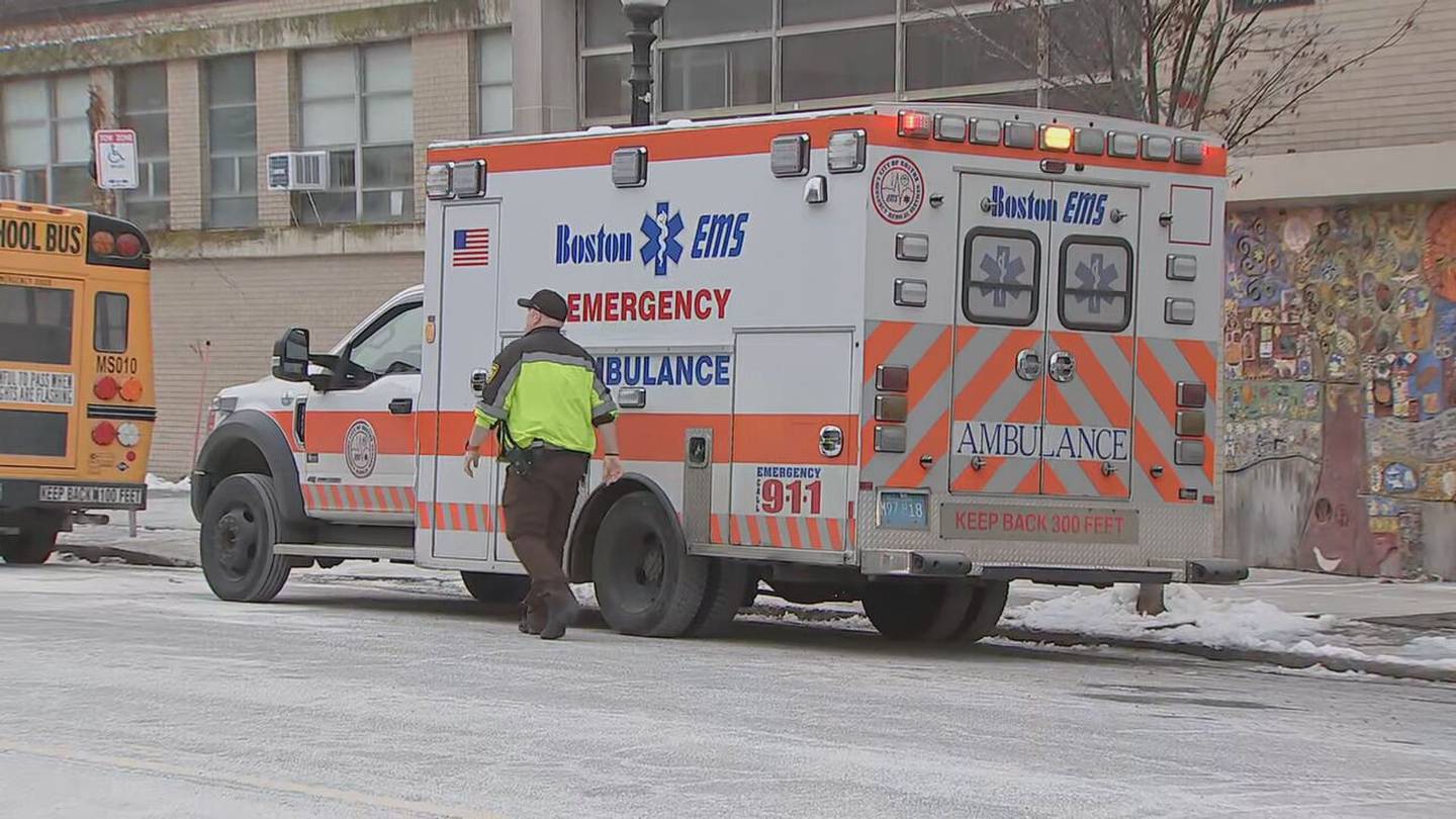 波士顿公立学校职员遭学生袭击，被送往医院治疗