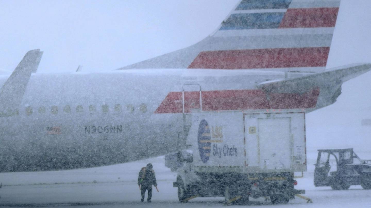波士顿洛根机场因冬季风暴造成航班取消和延误