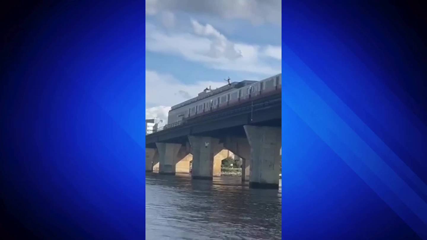 新视频显示嫌疑人骑在红线火车顶部并跳入尼波塞特河