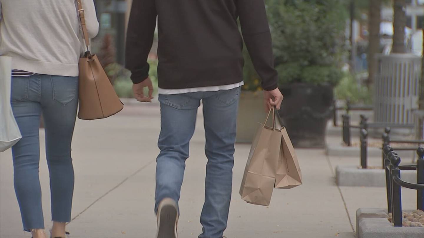 假日购物调查显示波士顿购物者计划在2023年花费更多