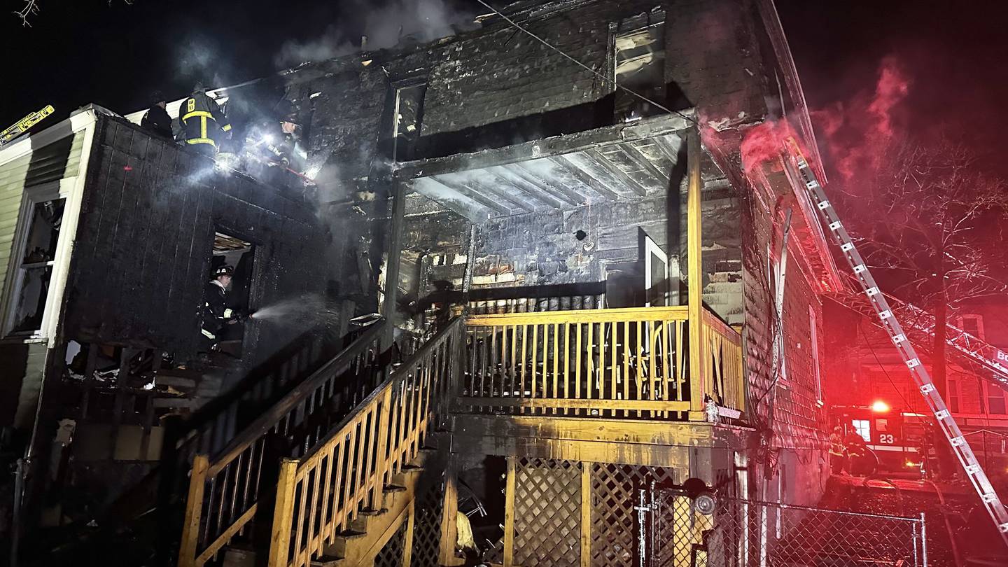波士顿一所住宅发生大火，消防员和居民被送往医院