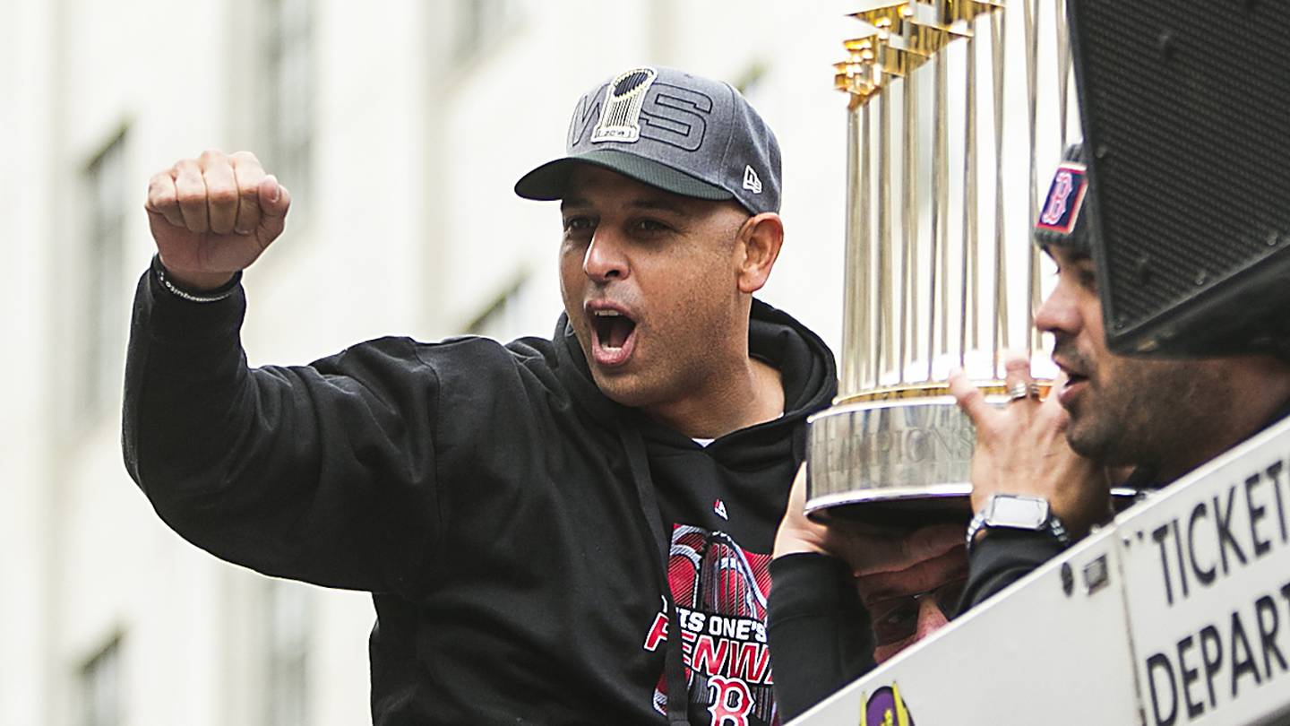 Red Sox: Alex Cora brings World Series trophy home to Puerto Rico