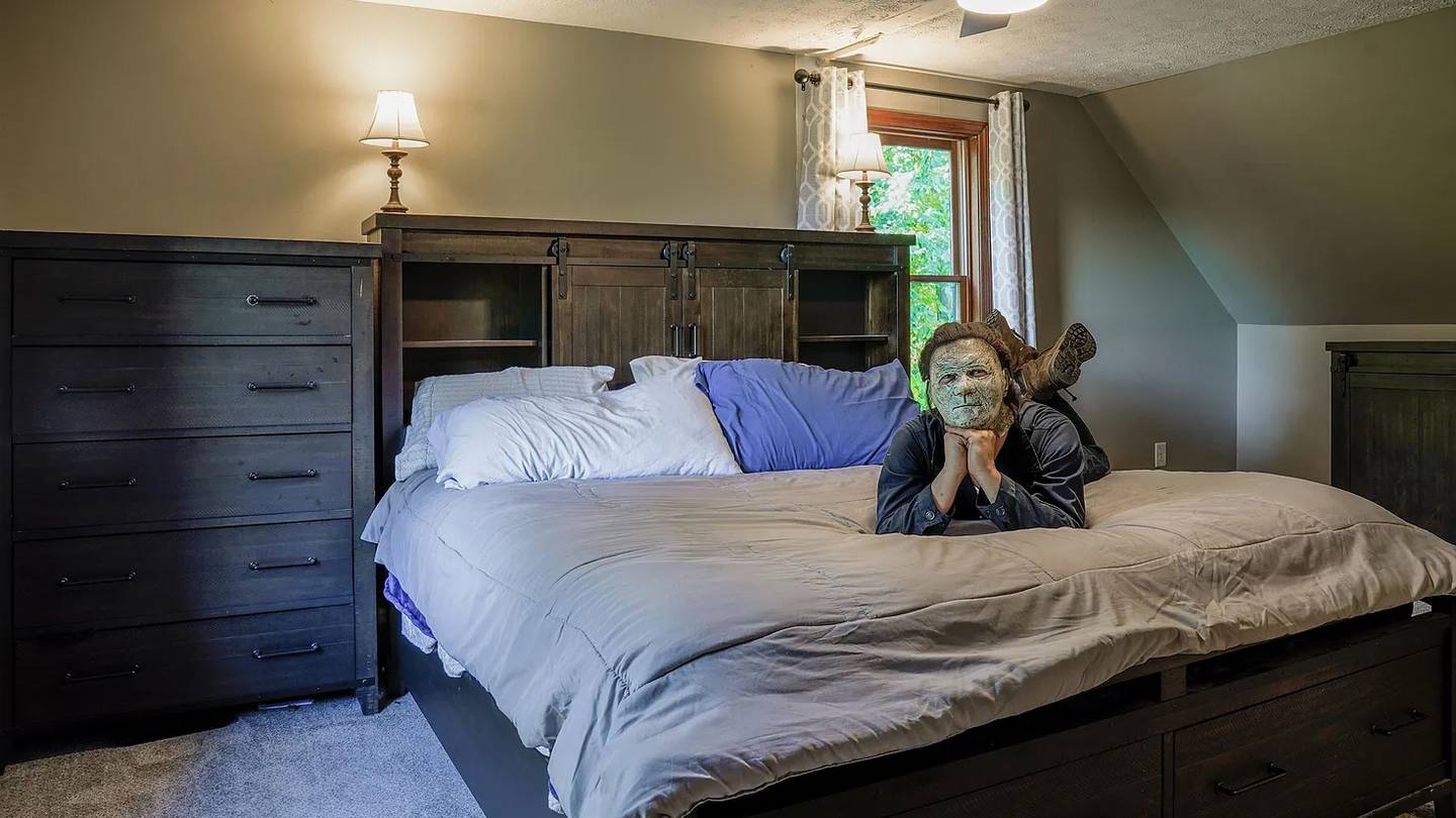That’s the ‘Halloween’ spirit: Michael Myers spotted lurking in real estate listing photos - Boston 25 News