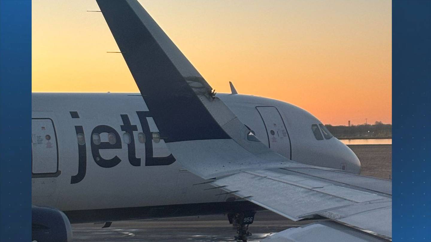 제트 블루 비행기 두 대가 보스턴 로건 공항에서 지상에 충돌했습니다.