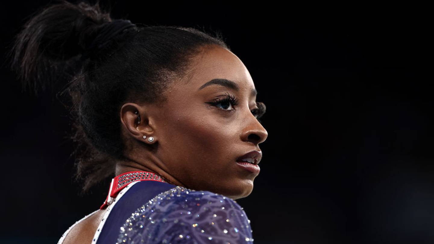 Paris Olympics Simone Biles falls from balance beam, goes out of