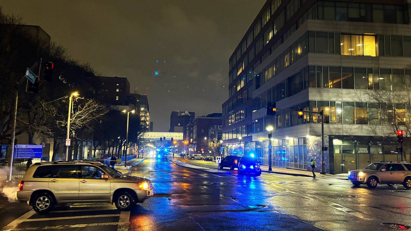 波士顿医疗中心外的Mass Ave进行积极的警方调查