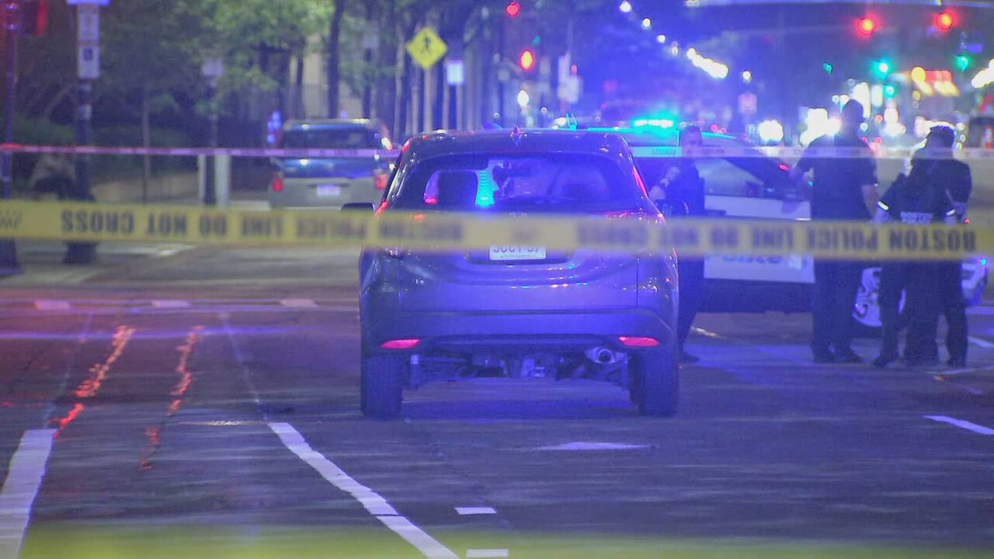 波士顿一名行人被车辆撞击后送医院，伤势危及生命。