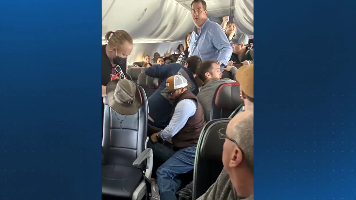 马萨诸塞州本地人拍摄了乘客制服美国航空航班上的男子的瞬间