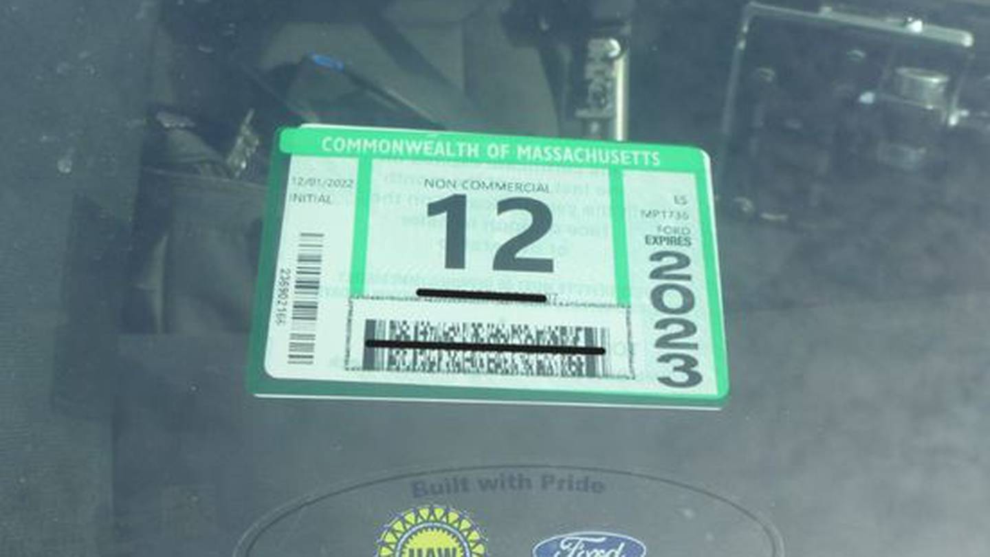 注意驾驶员：马萨诸塞州的车辆年检标贴将在一月份更换颜色