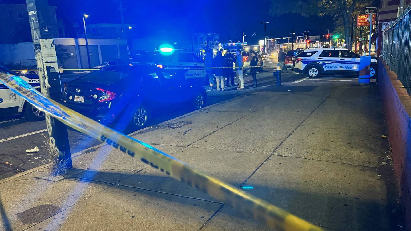 波士顿警方确定蓝山大街枪击案中遇害的25岁男子身份