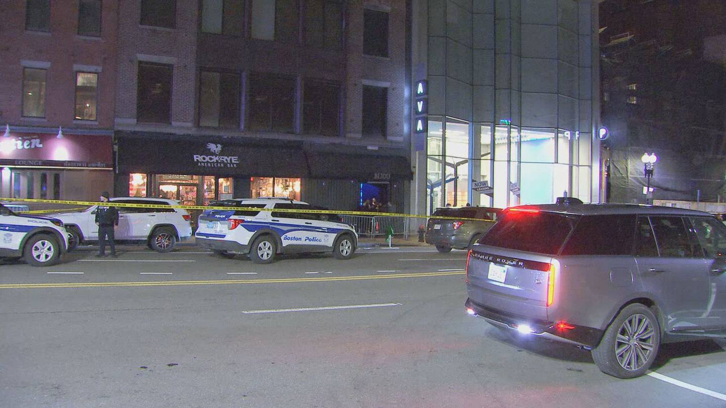 波士顿夜总会外发生两名男子被刺事件，警方展开调查