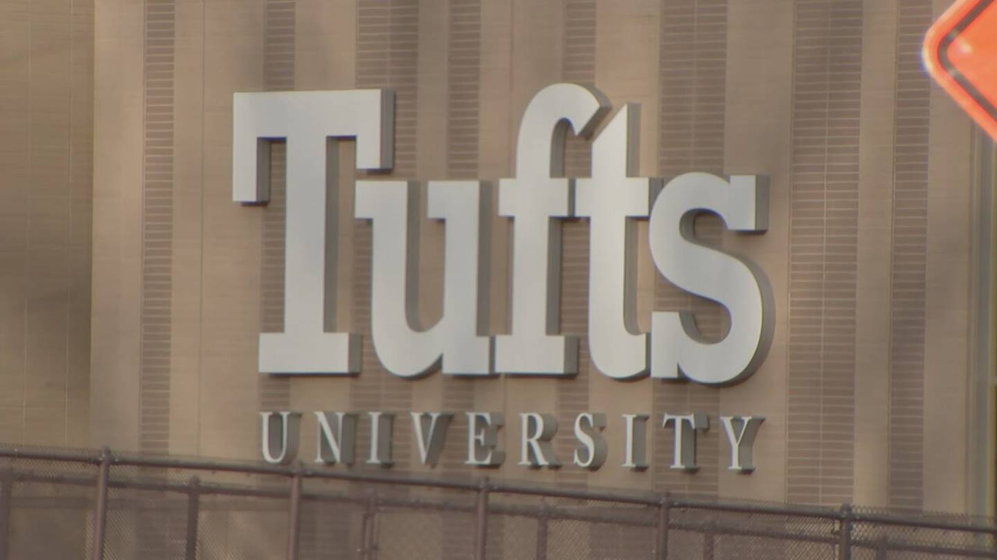 Resident assistants at Tufts go on strike as freshman class arrives on