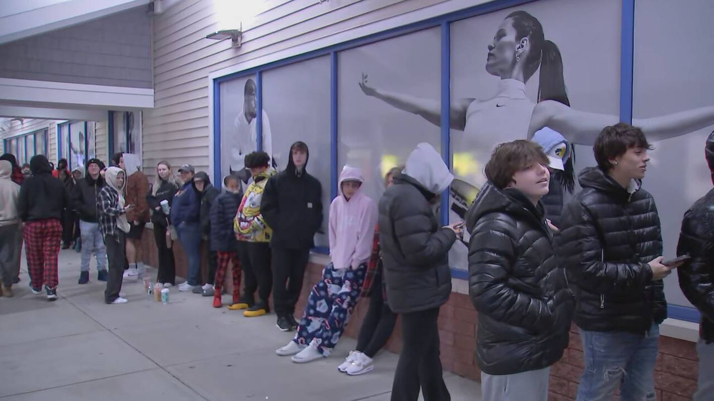 购物者争相排队，寻求在马萨诸塞州商店淘到黑色星期五特惠