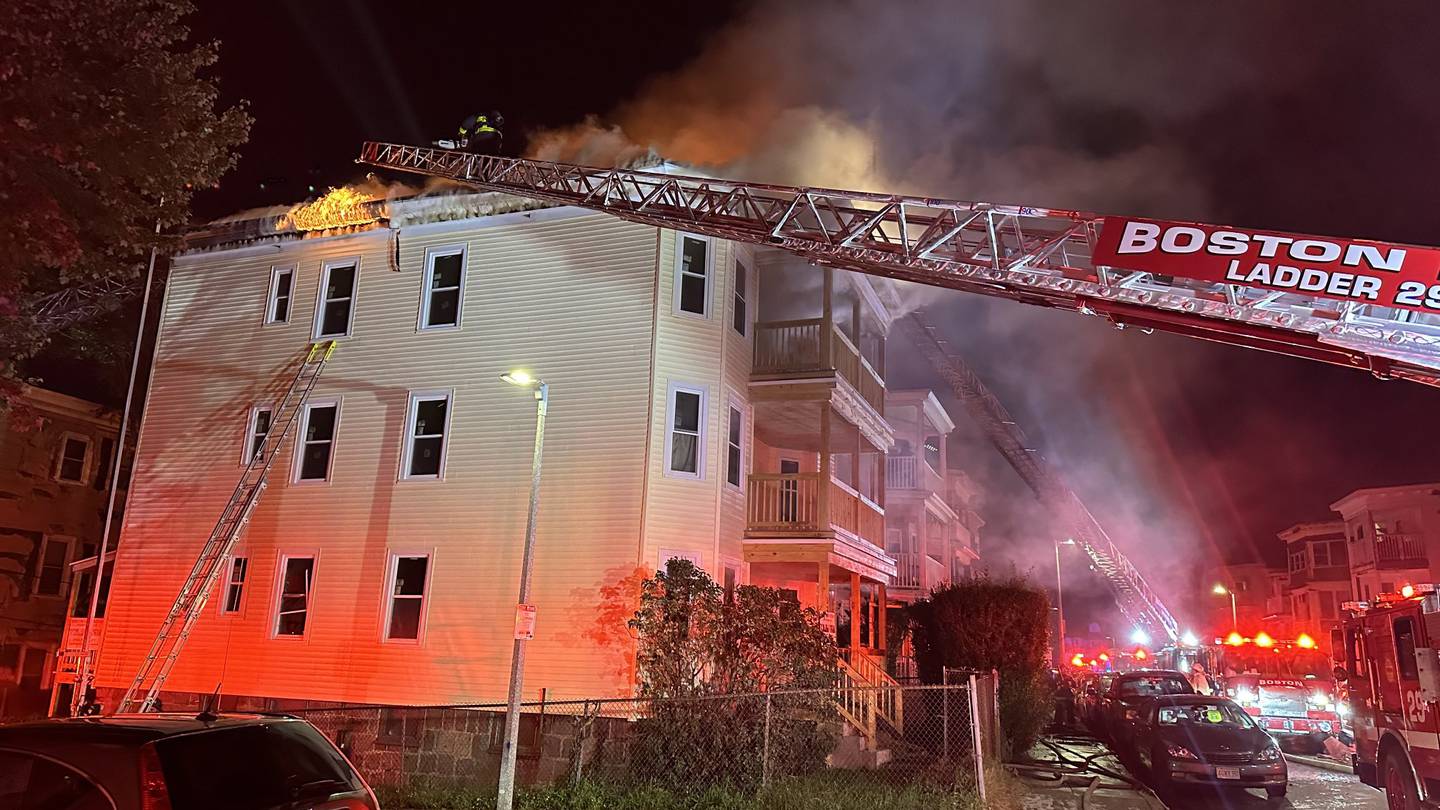 消防员受伤，13人无家可归：波士顿三层公寓被大火吞噬