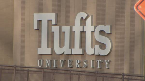 Resident assistants at Tufts go on strike as freshman class arrives on campus for move-in day