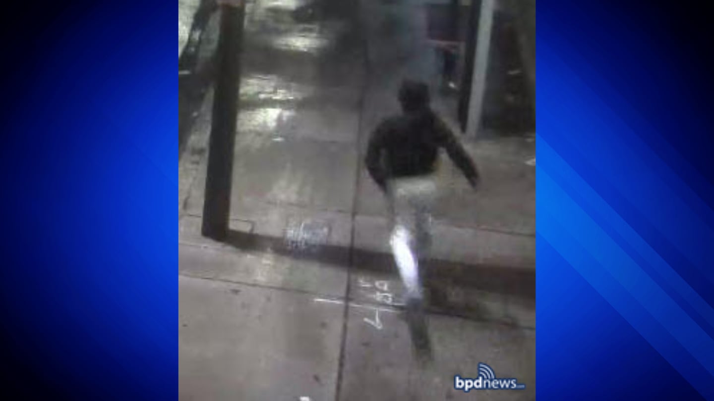 警方发布抢劫波士顿邮递员案件涉嫌嫌疑人的照片
