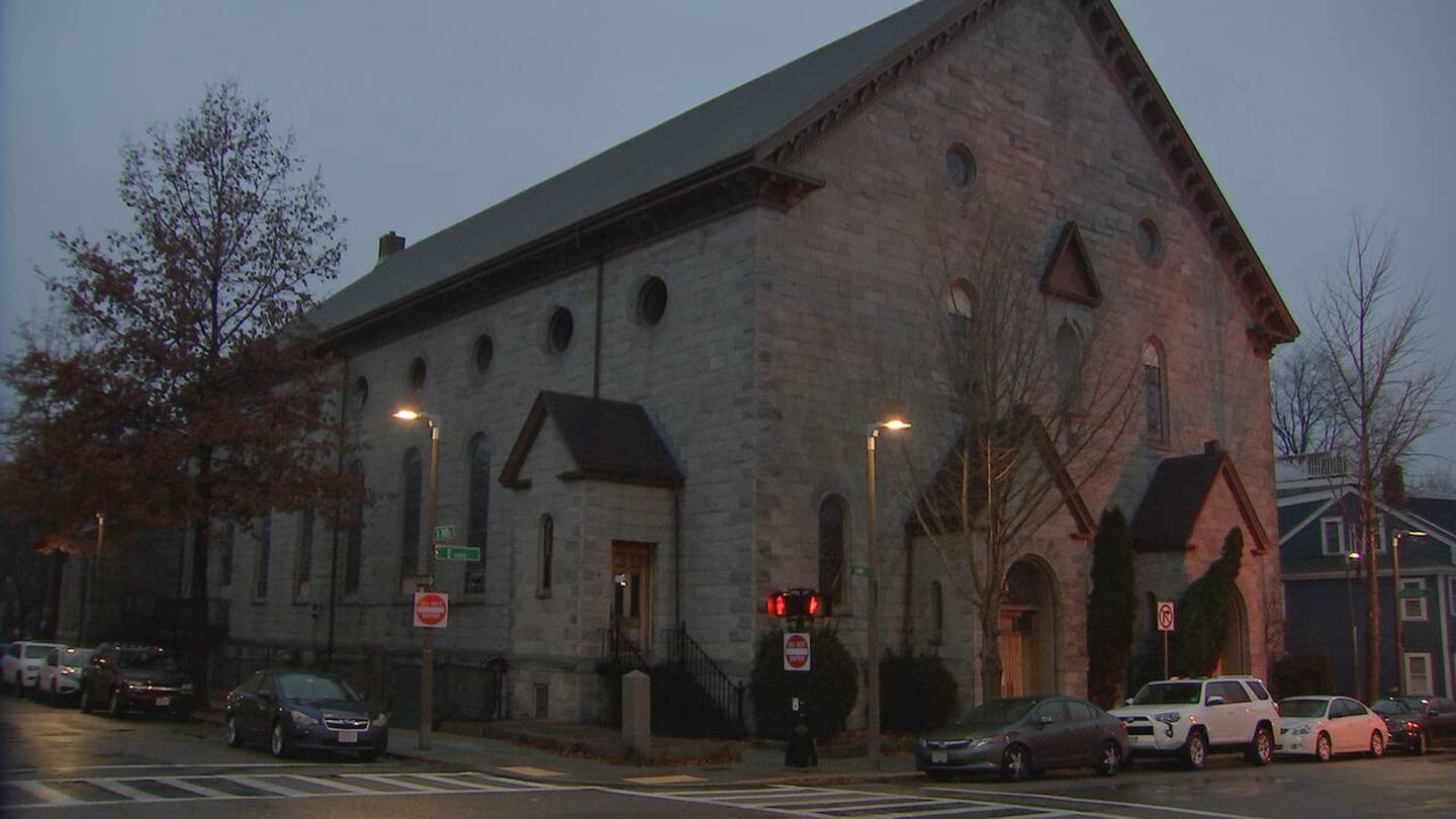 两名男子因闯入南波士顿一座老教堂并盗取铜线而被警方逮捕