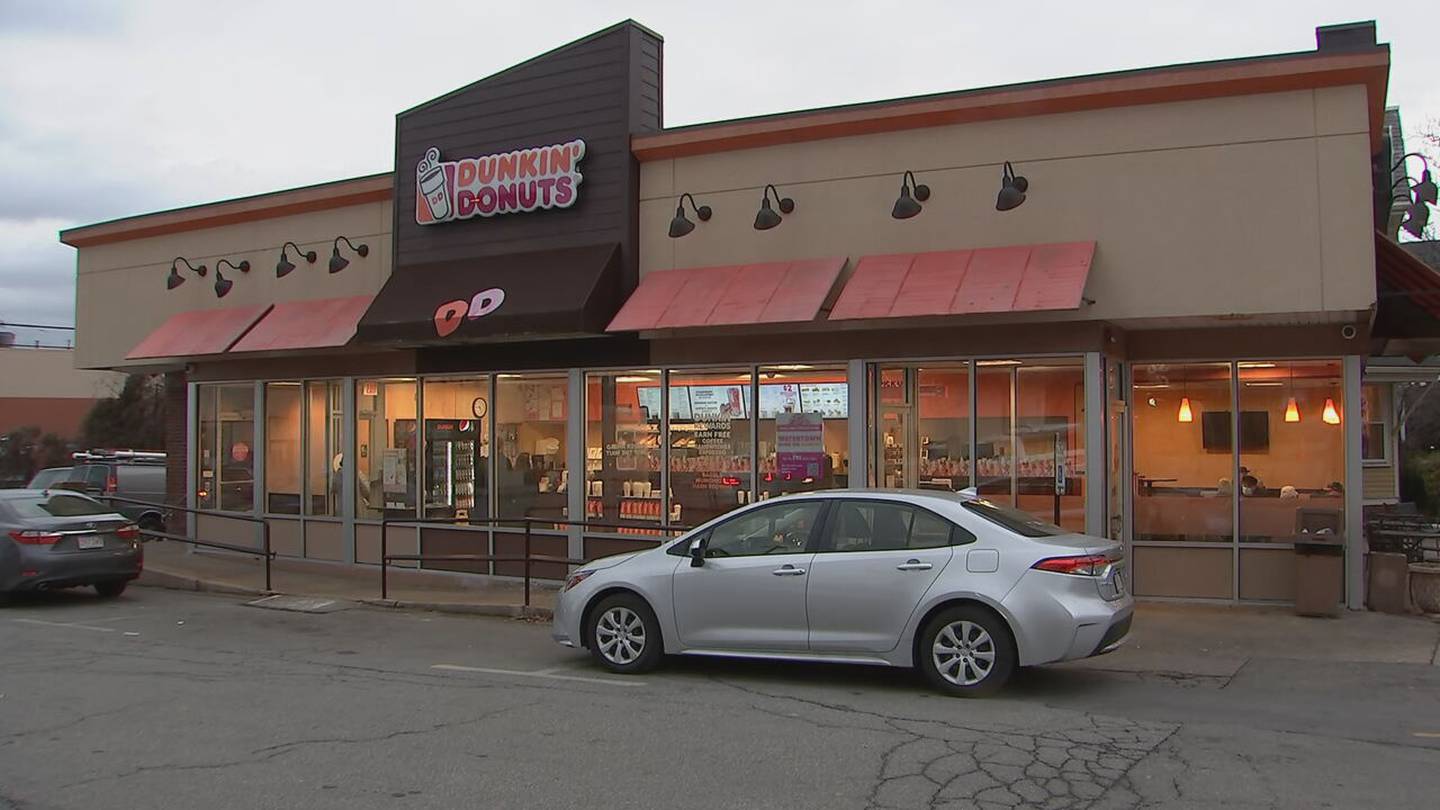 警方称，在沃特敦地区的一家Dunkin'门店内，一名员工遭到袭击，被送往医院。