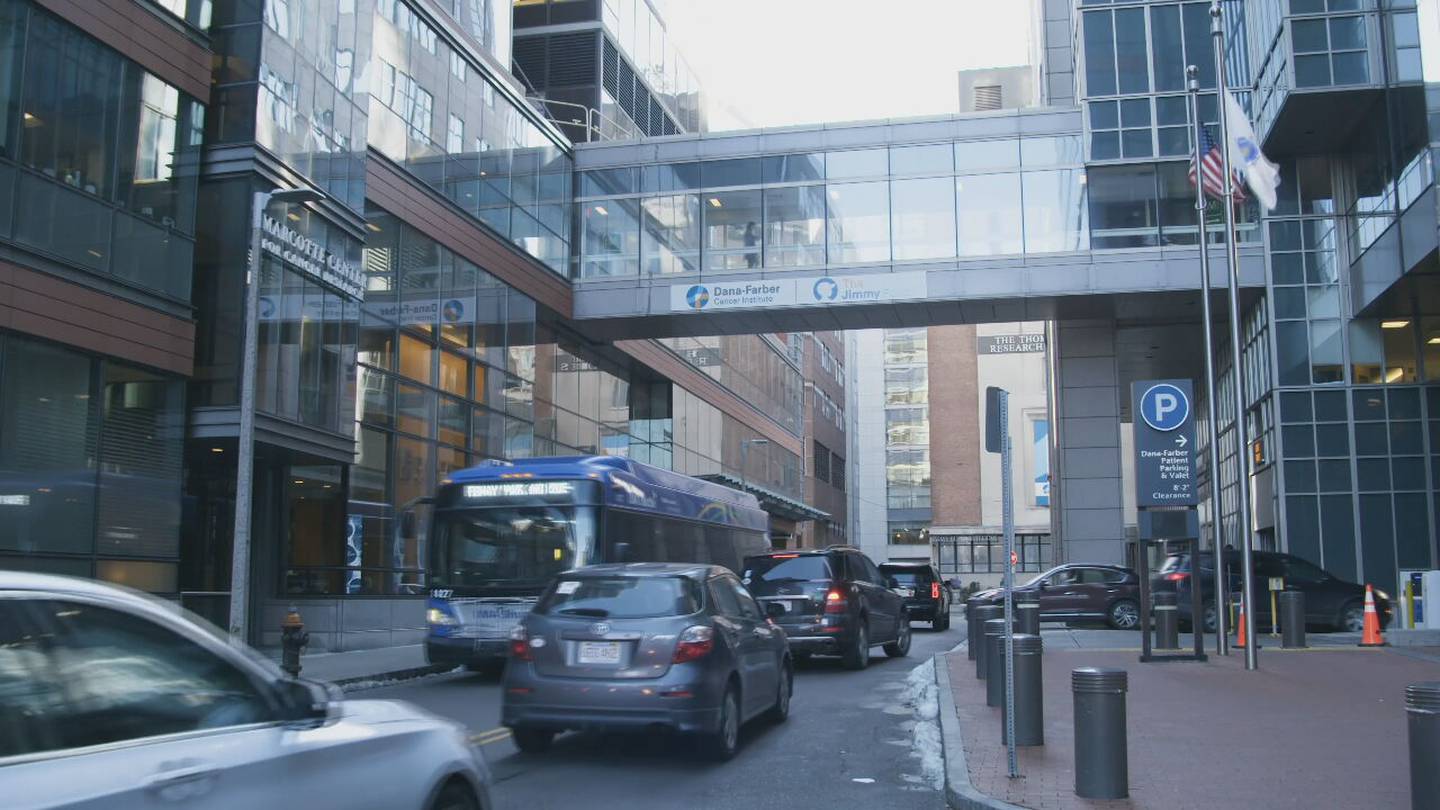 波士顿医院恢复戴口罩政策，因该地呼吸道疾病发病率上升