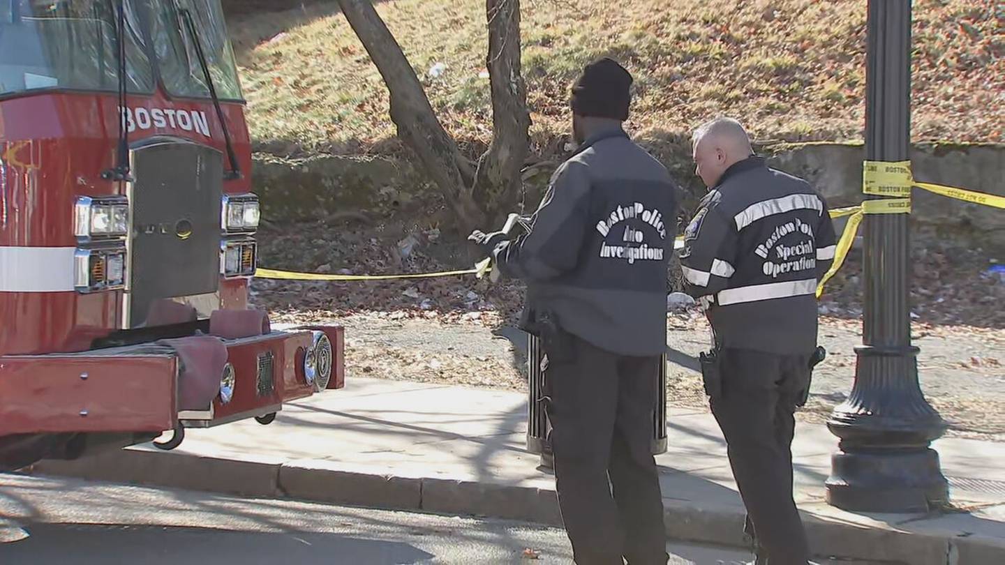 男子被波士顿消防车撞击后遭受生命威胁性伤势，警方称
