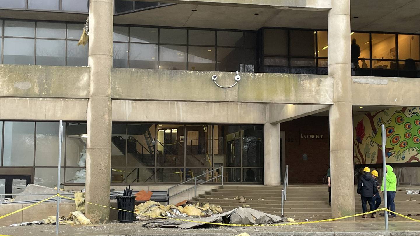 强风肆虐波士顿，大学建筑物残骸坠落地面