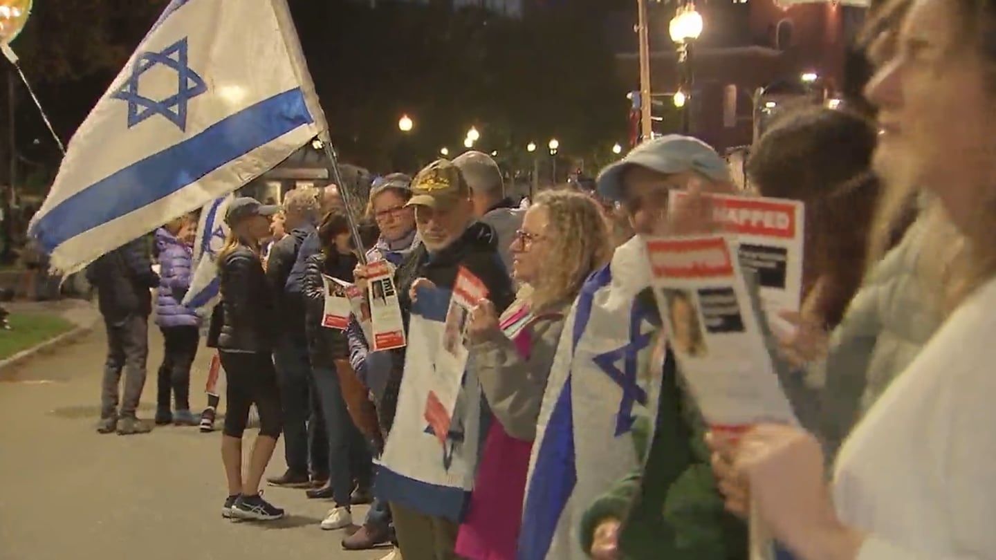 数百人在波士顿公园形成“人链”，以表达对加沙人质的支持