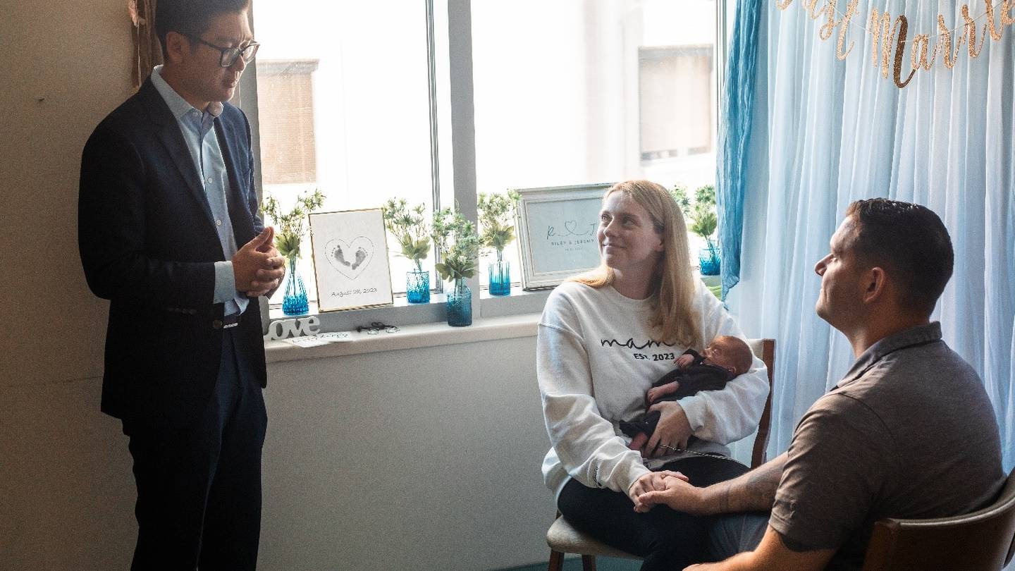 新生儿的波士顿新生儿重症监护病房，举行了临时婚礼仪式，让新家庭感到惊喜